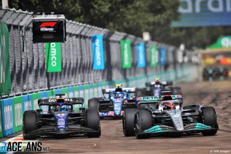 (L to R): Alex Albon, Williams; Lewis Hamilton, Mercedes; Miami International Autodrome, 2022