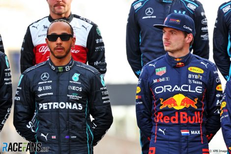 (L to R), Lewis Hamilton, Mercedes, Max Verstappen, Red Bull, Bahrain International Circuit, 2022